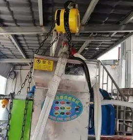 廢品回收站使用手拉葫蘆吊裝家具家電